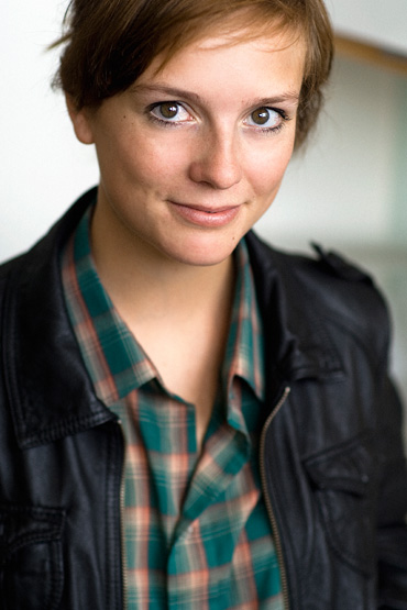 Portr&auml;ttfotografering: F&ouml;rfattarportr&auml;tt f&ouml;r Bonnier. Jonna Bj&ouml;rnstj&auml;rna. Fotograf Stefan Tell