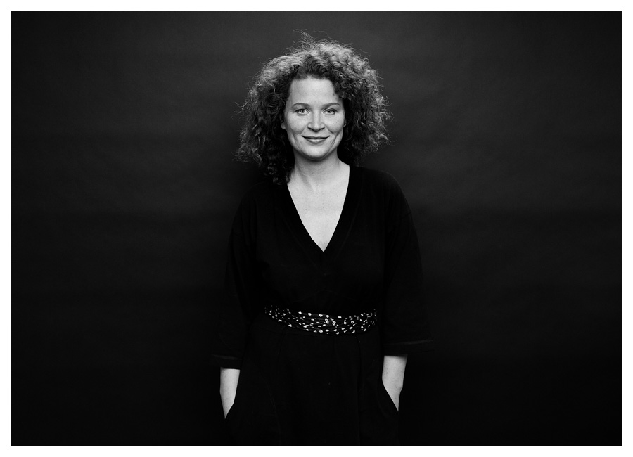 Stina Wirs&eacute;n, portr&auml;ttfotografering av tecknare/illustrat&ouml;r i fotostudio. Fotograf Stefan Tell