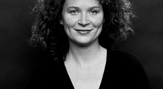 Stina Wirsén, porträttfotografering av tecknare/illustratör i fotostudio. Fotograf Stefan Tell Stina Wirsén, porträttfotografering av tecknare/illustratör i fotostudio. Fotograf Stefan Tell