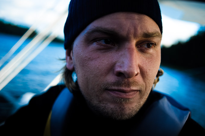 Porträtt av kille på segelbåt Porträtt av kille på segelbåt