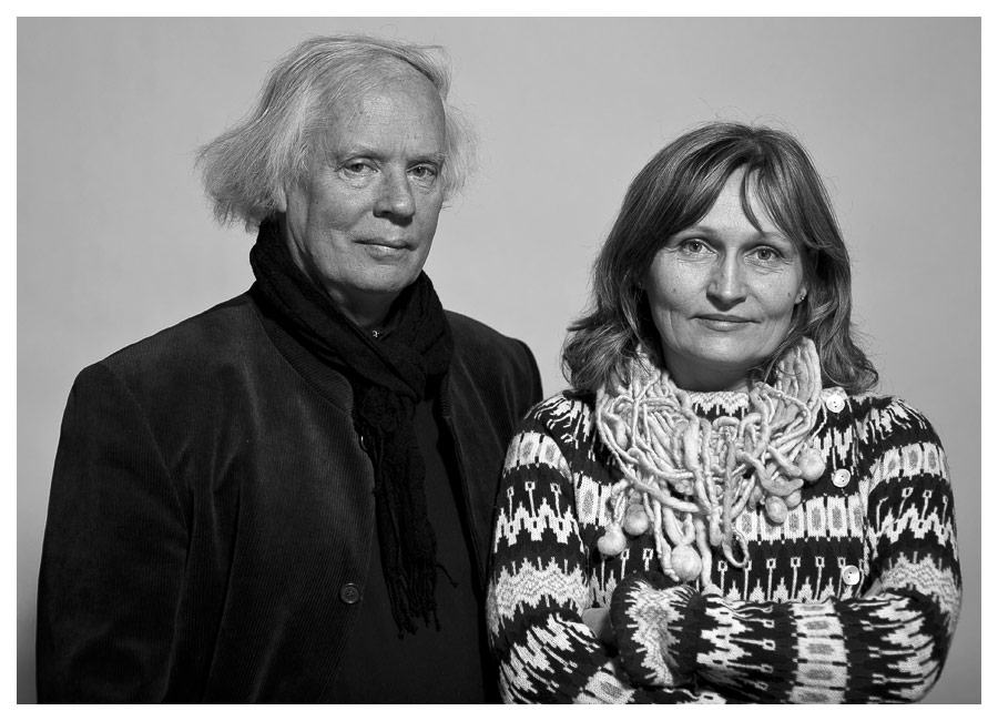 Ulf Stark och Anna H&ouml;glund, studioportr&auml;tt f&ouml;r Berghs F&ouml;rlag 2011. Fotograf Stefan Tell